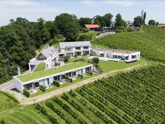 Immobilie in Graßnitzberg - Südsteirische Weinstraße - Hochgraßnitzberg: Zweitwohnsitz! 1-Zimmer-Apartment mit Dachterrasse und viel Privatsphäre, Wellnessbereich, Fitnessraum & Infinity-Pool! - Bild 0