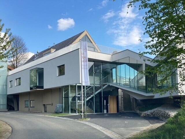 Immobilie in Graßnitzberg - Südsteirische Weinstraße - Hochgraßnitzberg: Zweitwohnsitz! 3-Zimmer-Apartment mit Dachterrasse und viel Privatsphäre, Wellnessbereich, Fitnessraum & Infinity-Pool! - Bild 1