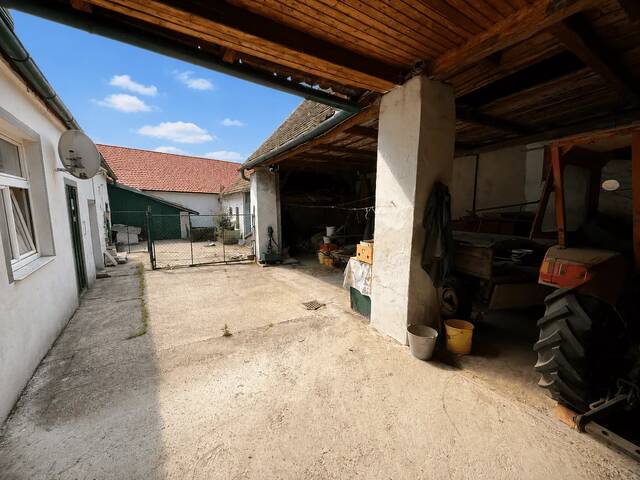 Immobilie in Mitterretzbach - Sanierungsbedürftiges Bauernhaus, mit alten Stallungen und einem offenen Stadl, am Dorfplatz! - Bild 0