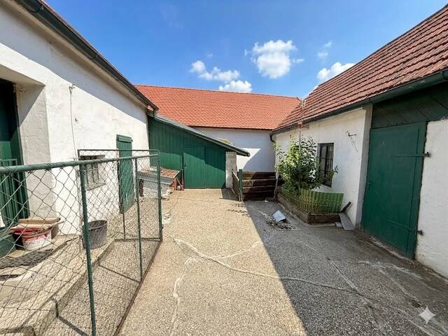 Immobilie in Mitterretzbach - Sanierungsbedürftiges Bauernhaus, mit alten Stallungen und einem offenen Stadl, am Dorfplatz! - Bild 2