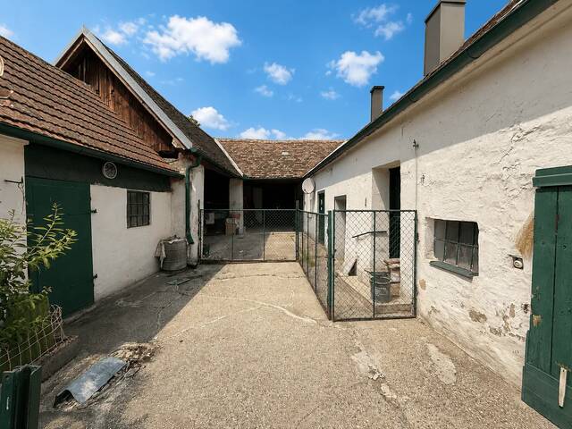 Immobilie in Mitterretzbach - Sanierungsbedürftiges Bauernhaus, mit alten Stallungen und einem offenen Stadl, am Dorfplatz! - Bild 3
