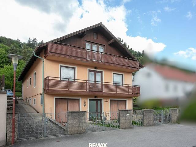 Immobilie in Paudorf - Großzügiges Ein-/Zweifamilienhaus mit ausgebautem Dachgeschoss, zwei Garagen und Garten in Paudorf - Bild 0