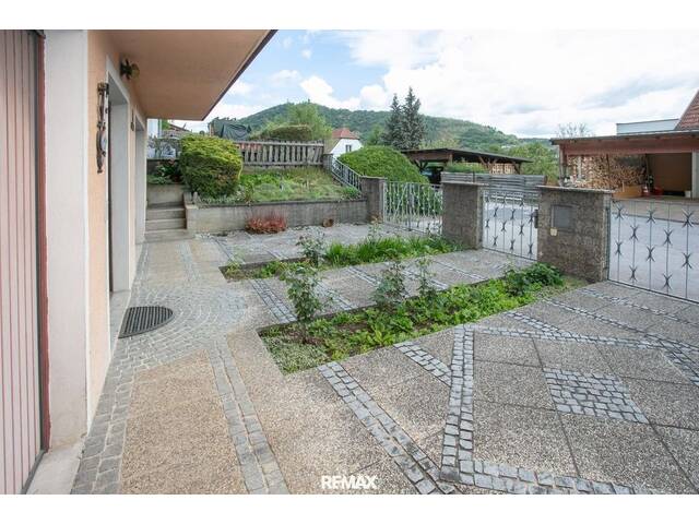 Immobilie in Paudorf - Großzügiges Ein-/Zweifamilienhaus mit ausgebautem Dachgeschoss, zwei Garagen und Garten in Paudorf - Bild 4