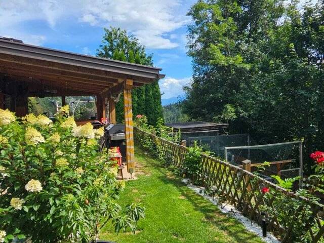 Immobilie in Agsdorf - 2 Fam. Wohnhaus, tolle Aussicht + eigene Quelle in Feldkirchen / St. Urban : 5 Zimmer, Garten, Balkone, PV, mit kleinem Stall für Schafe, Ziegen, Hühner - Bild 0