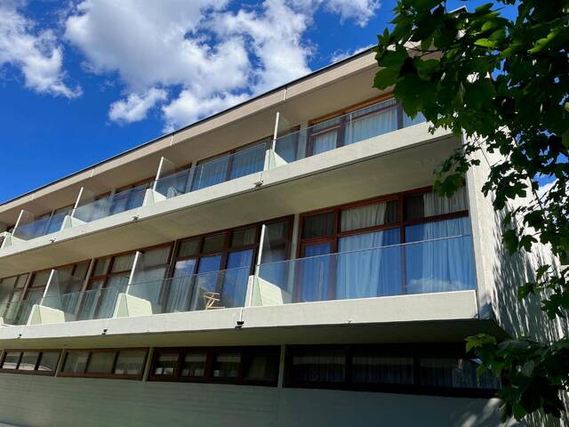 Immobilie in Bad Gastein - LOFTWOHNUNG mit GARAGE. Herrliche, unverbaubare Hanglage von Bad Gastein. Direkt oberhalb des Gasteiner Golfplatzes. Fantastische Aussicht, uneinsehbarer Balkon, exklusive Raumeinteilung über 2 Geschosse. 2. Wohnsitz. - Bild 4
