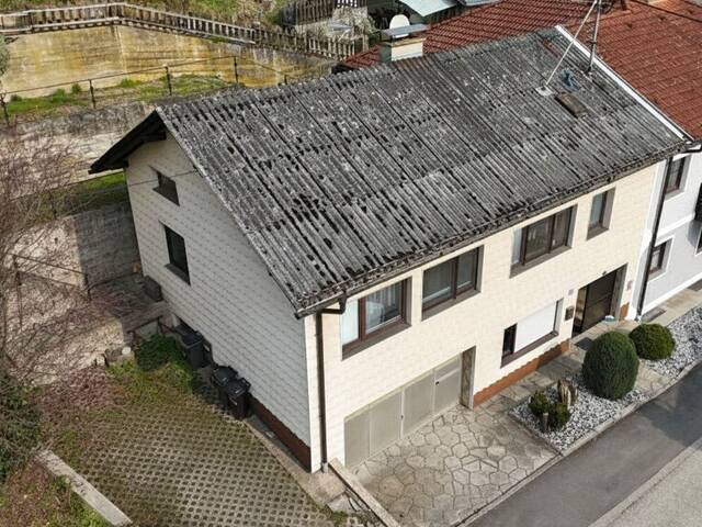 Immobilie in St. Georgen an der Gusen - Sanierungsbedürftige Wohneinheit mit Garten, Garage & viel Potenzial - Bild 0