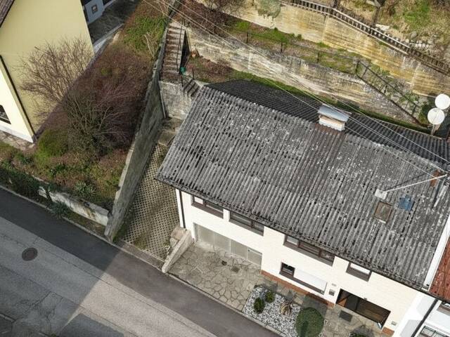 Immobilie in St. Georgen an der Gusen - Sanierungsbedürftige Wohneinheit mit Garten, Garage & viel Potenzial - Bild 1