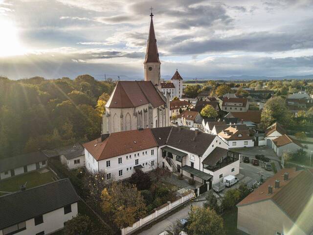 Immobilie in Ebenfurth - ** Historisches Johanniterhaus am Heldenplatz – mit Innenhof und Gartenbereich ** - Bild 0