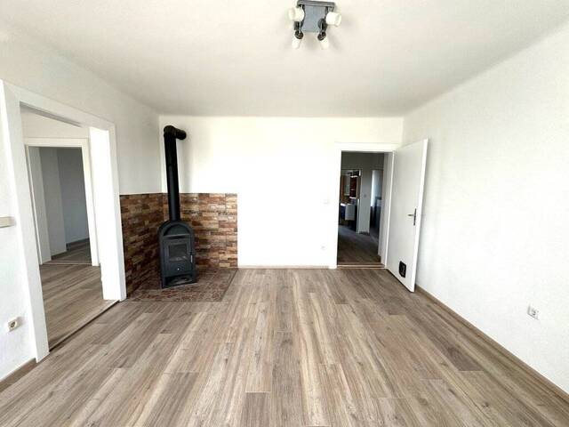 Immobilie in Bernhardsthal - Attraktive Anlegerwohnung in Bernhardsthal – befristet vermietet mit autarker Versorgung auf 1790 m² Grundstück – Eigene Wasserquelle und Kläranlage - Bild 0
