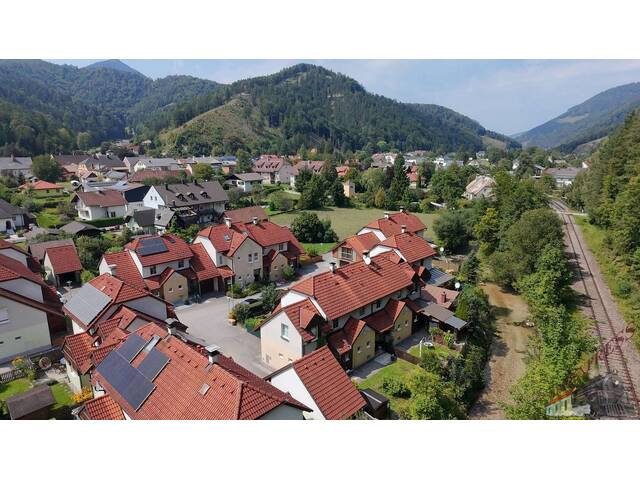 Immobilie in Hohenberg - Wohnen wie im Urlaub - Wunderschöne Doppelhaushälfte mit gepflegten Garten in Hohenberg - Bild 3