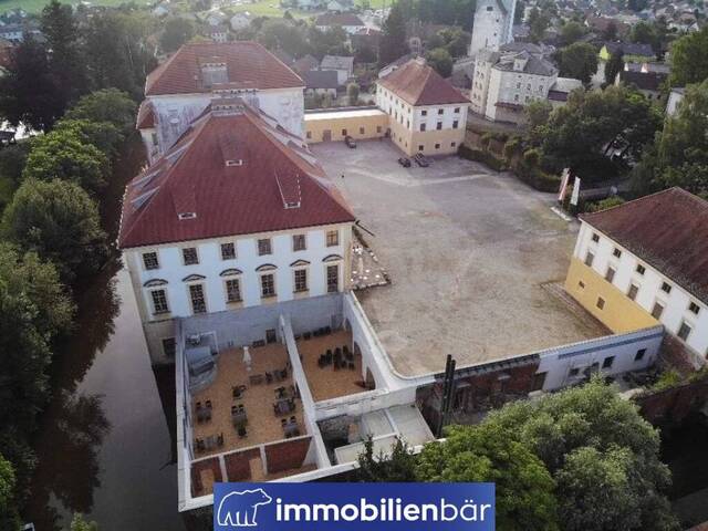 Immobilie in Aurolzmünster - Kauf linker Flügel und Marstall - ein Teil des Innviertler Schloss Versailles mit Entwicklungspotential - Bild 0