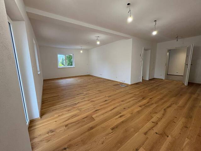 Immobilie in St. Georgen im Attergau - Bezugsfertige 3-Zimmer-Neubauwohnung mit Balkon & Parkplatz – letzte Einheit im Obergeschoss - Bild 1