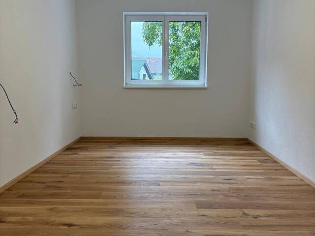 Immobilie in St. Georgen im Attergau - Bezugsfertige 3-Zimmer-Neubauwohnung mit Balkon & Parkplatz – letzte Einheit im Obergeschoss - Bild 2