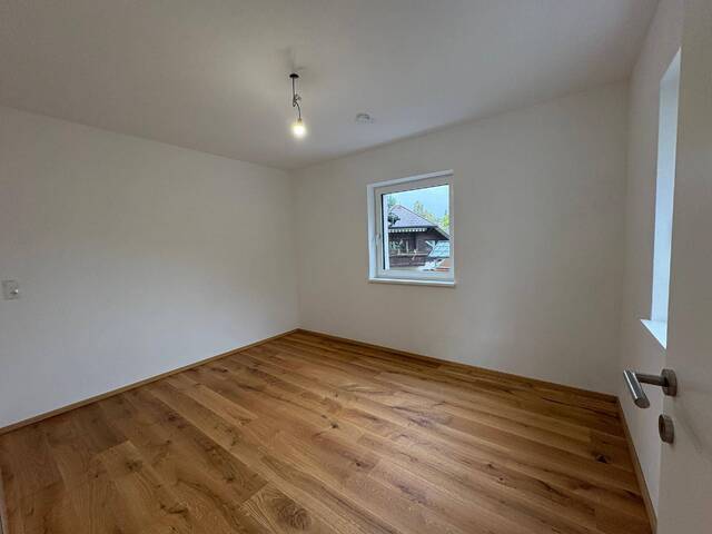 Immobilie in St. Georgen im Attergau - Bezugsfertige 3-Zimmer-Neubauwohnung mit Balkon & Parkplatz – letzte Einheit im Obergeschoss - Bild 4