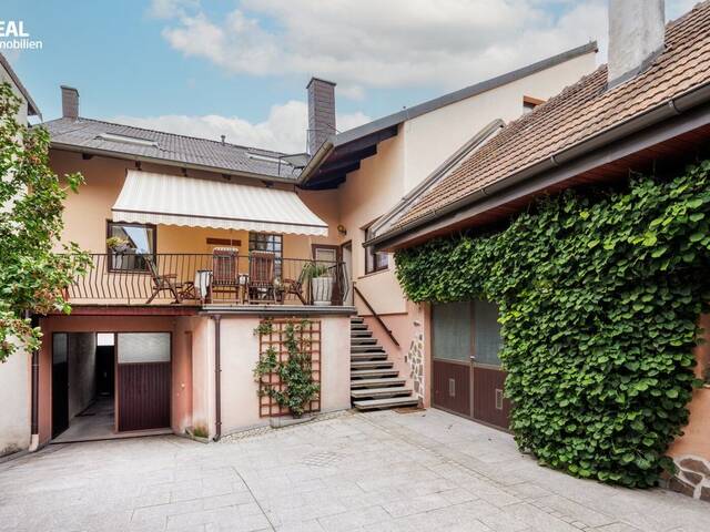Immobilie in Leitzersdorf - Einmalig attraktives Wohnhaus mit Traumgarten, Pool, Garagenplätzen und großen Nebengebäuden - Bild 1