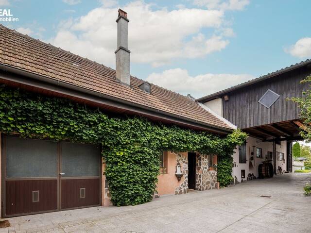 Immobilie in Leitzersdorf - Einmalig attraktives Wohnhaus mit Traumgarten, Pool, Garagenplätzen und großen Nebengebäuden - Bild 2