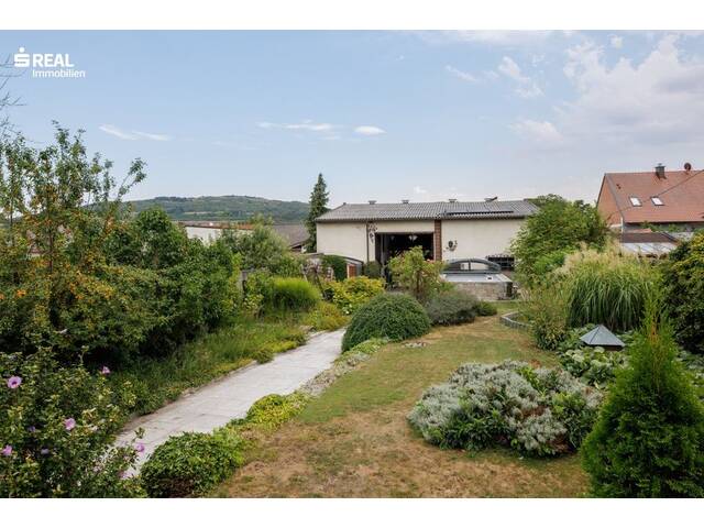 Immobilie in Leitzersdorf - Einmalig attraktives Wohnhaus mit Traumgarten, Pool, Garagenplätzen und großen Nebengebäuden - Bild 3
