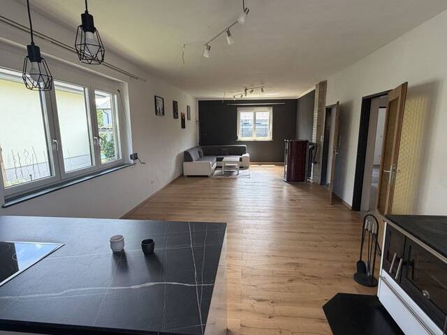 Immobilie in Wöllersdorf-Steinabrückl - Bungalow mit ca. 97m², innen alles neu, Vollkeller, Dachboden ausbaubar, Carport, großer Garten - Bild 1
