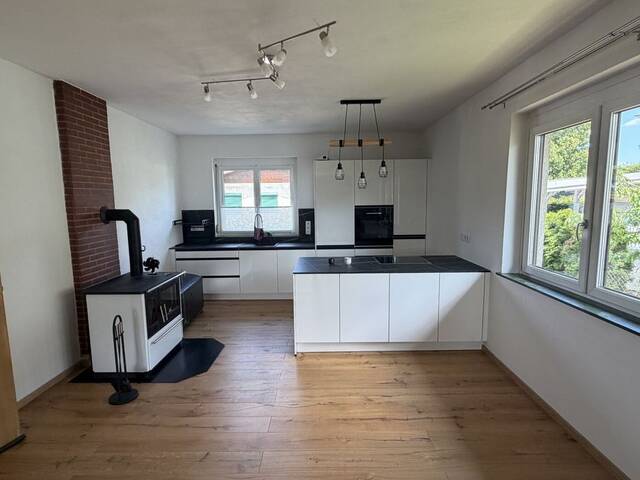 Immobilie in Wöllersdorf-Steinabrückl - Bungalow mit ca. 97m², innen alles neu, Vollkeller, Dachboden ausbaubar, Carport, großer Garten - Bild 2