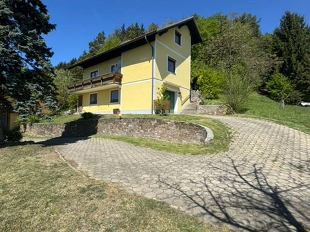 Immobilie in Weinberg - Einfamilienhaus in Hanglage mit Panoramablick & großem Grundstück - Bild 0
