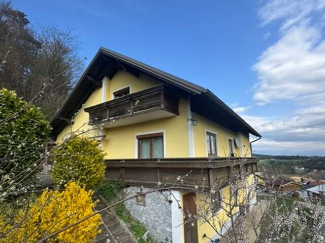 Immobilie in Weinberg - Einfamilienhaus in Hanglage mit Panoramablick & großem Grundstück - Bild 1