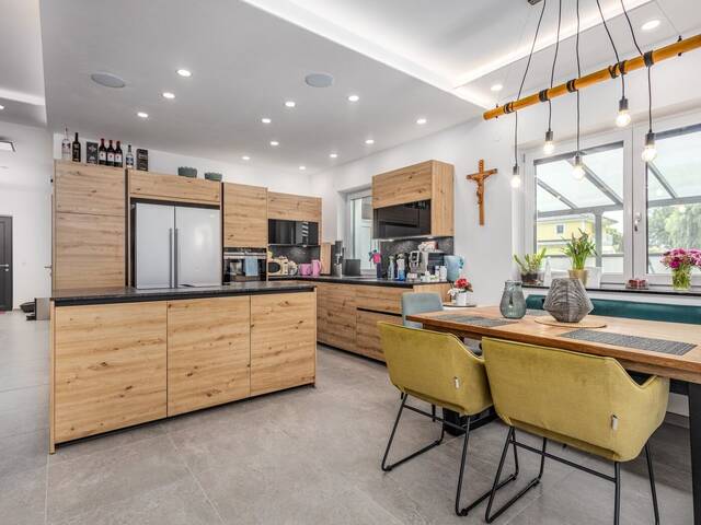Immobilie in Pfaffstätt - Exklusives Traumhaus mit Smart-Home-Technologie, großem Garten und hochwertiger Ausstattung - Bild 0