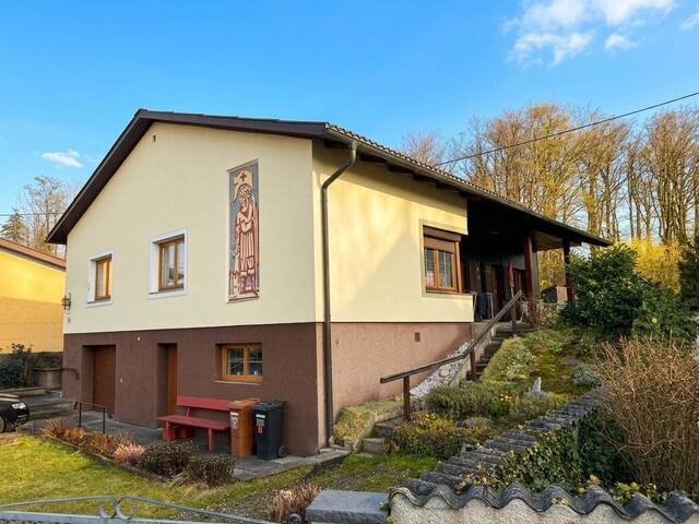 Immobilie in Ranshofen - Gepflegter Bungalow in Ranshofen - 119 m² Wohnfläche, neue Pelletsheizung, Garage & Garten - Bild 0
