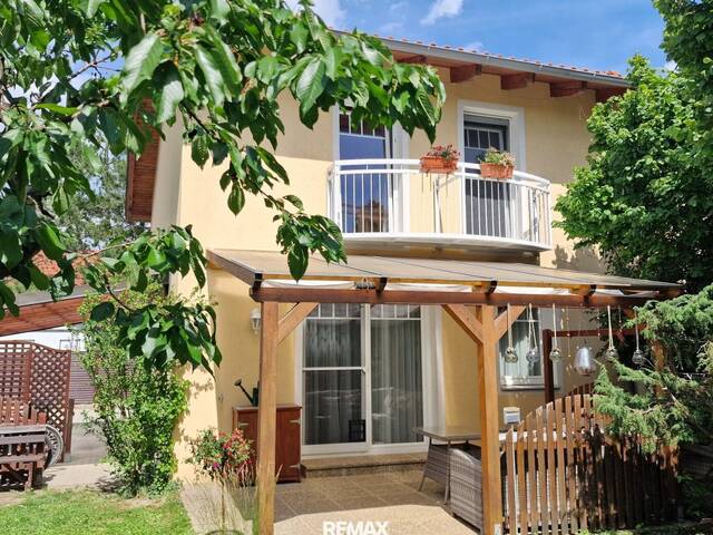 Immobilie in Günselsdorf - Schöne Doppelhaushälfte in Günselsdorf mit Balkon, Terrasse & Carport! - Bild 0
