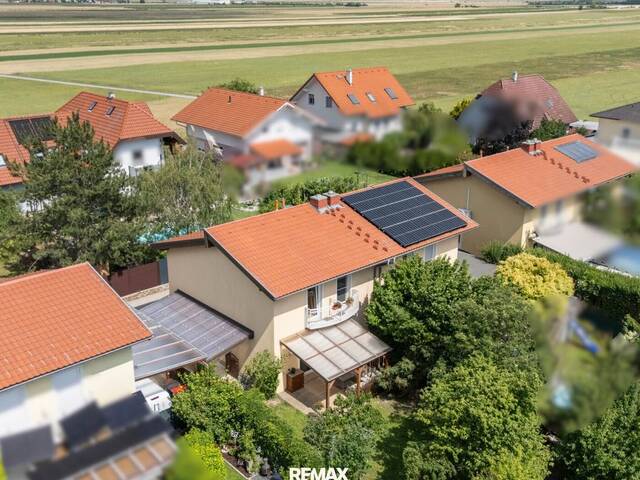 Immobilie in Günselsdorf - Schöne Doppelhaushälfte in Günselsdorf mit Balkon, Terrasse & Carport! - Bild 2