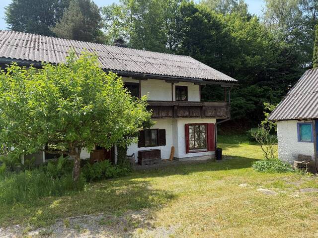 Immobilie in Anthering - Salzburg Anthering: 2.248 qm Liegenschaft in idyllischer Alleinlage mit charmantem Landhaus und Nebengebäude - Bild 1