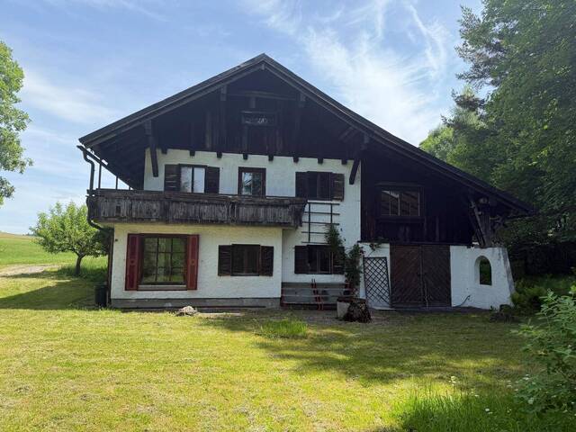 Immobilie in Anthering - Salzburg Anthering: 2.248 qm Liegenschaft in idyllischer Alleinlage mit charmantem Landhaus und Nebengebäude - Bild 2
