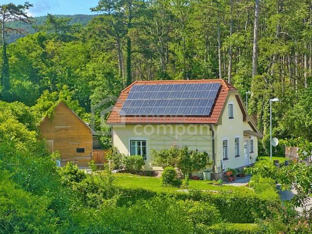 Immobilie in Berndorf - Gemütliches kleines Landhaus für Singles oder Paare - ein Paradies im Grünen - Landhaus mit PV-Anlage nahe Wien - Bild 0