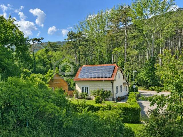 Immobilie in Berndorf - Gemütliches kleines Landhaus für Singles oder Paare - ein Paradies im Grünen - Landhaus mit PV-Anlage nahe Wien - Bild 1