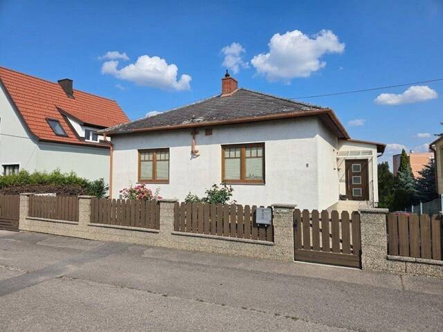 Immobilie in Hollabrunn - Ihr neues Zuhause in Hollabrunn - Teilmodernisierter Bungalow mit Keller, Garage und sonnigem Garten in beliebter Gartenstadtlage - Bild 1