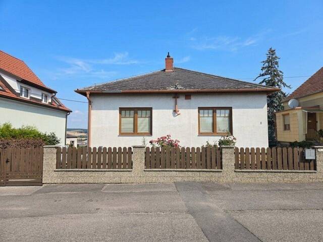 Immobilie in Hollabrunn - Ihr neues Zuhause in Hollabrunn - Teilmodernisierter Bungalow mit Keller, Garage und sonnigem Garten in beliebter Gartenstadtlage - Bild 2