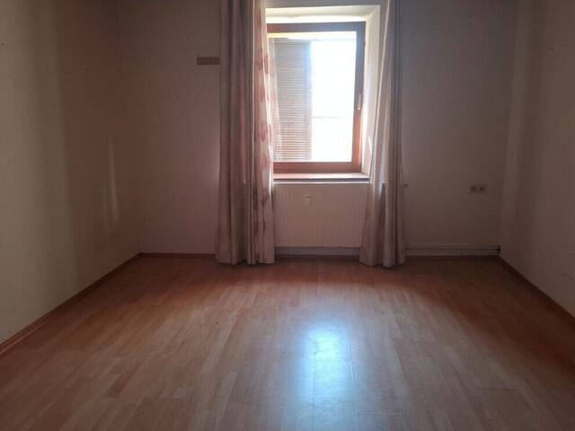 Immobilie in Bruck an der Mur - Zentrale Kleinwohnung im 1. Obergeschoß eines Wohn-Geschäftshauses in Bruck/Mur zu kaufen ! - Bild 1