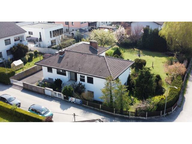 Immobilie in Traun - Lichtdurchfluteter 70er-Bungalow mit großem Grundstück, voll ausgebautem Keller und wieder aktivierbarem Indoor-Pool in Top-Lage nahe Badesee! - Bild 1