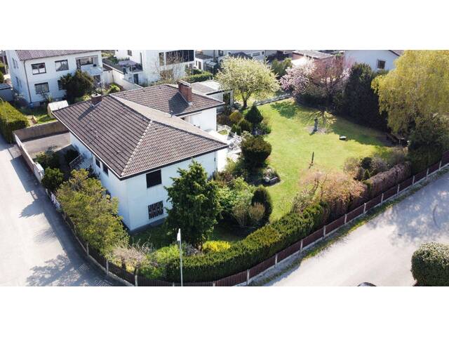 Immobilie in Traun - Lichtdurchfluteter 70er-Bungalow mit großem Grundstück, voll ausgebautem Keller und wieder aktivierbarem Indoor-Pool in Top-Lage nahe Badesee! - Bild 3