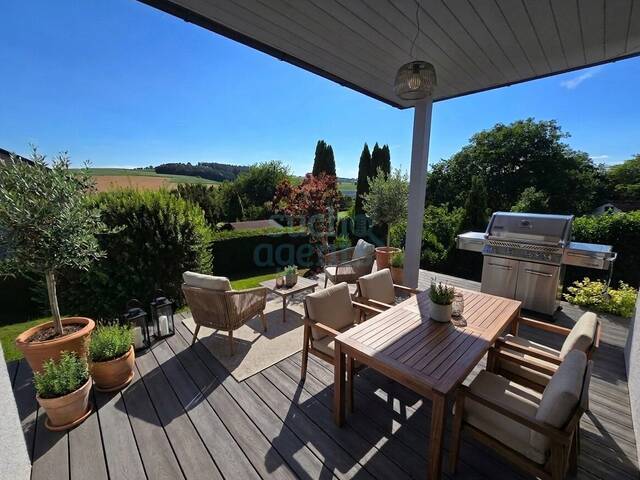 Immobilie in Neukirchen bei Lambach - Wie Erstbezug! Renovierter Bungalow mit Panoramablick, großem Garten, Vollkeller, Doppelgarage, uvm. - Bild 0