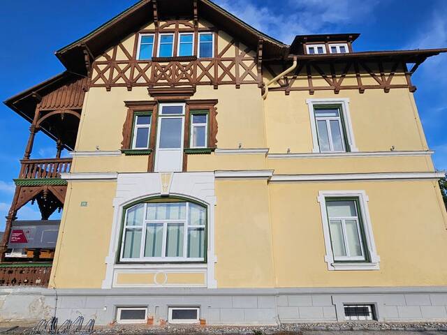 Immobilie in Krieglach - ANLEGER TIPP! Charmante Villa mit vermieteten Ordinationsräumlichkeiten und exklusiver Dachwohnung in Rosegger`s Waldheimat - Bild 2