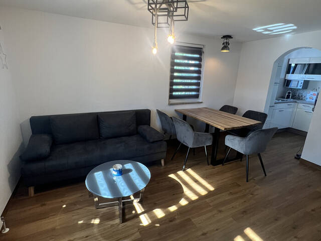 Immobilie in Höchst - Privatverkauf: Sanierte 2-Zimmerwohnung im Zentrum von Höchst – inklusive Außenstellplatz und Einrichtung - Bild 0