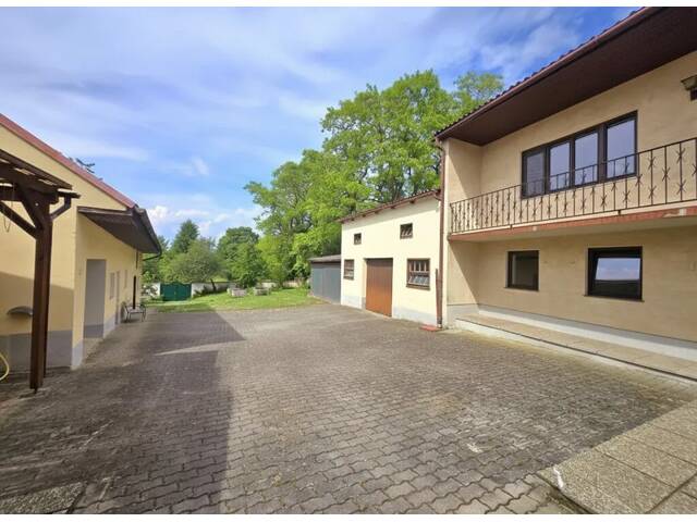 Immobilie in Grabern - Großzügige Liegenschaft auf 4.361 m² Bauland – zwei Wohneinheiten, großer Garten, Nebengebäude und idyllischer Innenhof - Bild 1