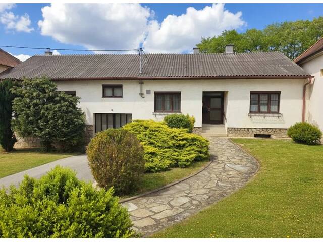 Immobilie in Grabern - Großzügige Liegenschaft auf 4.361 m² Bauland – zwei Wohneinheiten, großer Garten, Nebengebäude und idyllischer Innenhof - Bild 2