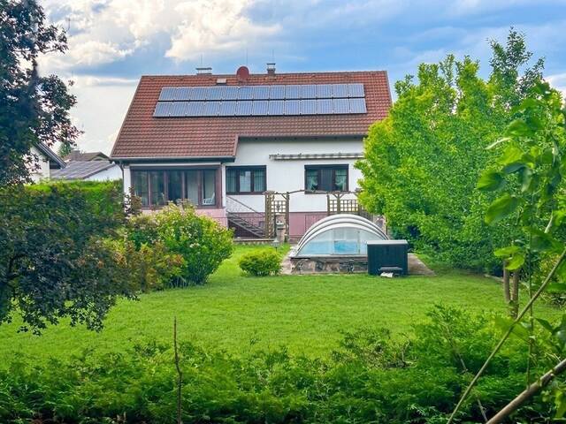 Immobilie in Sollenau - Stilvolles Einfamilienhaus mit parkähnlichem Garten, Wintergarten und Pool in Sollenau - Bild 0
