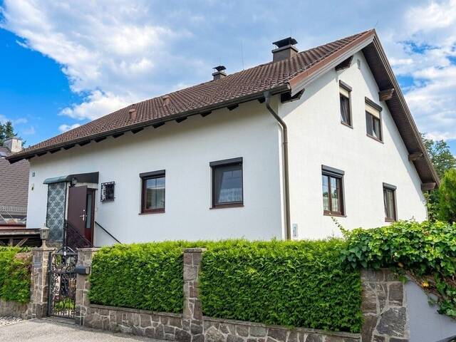 Immobilie in Sollenau - Stilvolles Einfamilienhaus mit parkähnlichem Garten, Wintergarten und Pool in Sollenau - Bild 1
