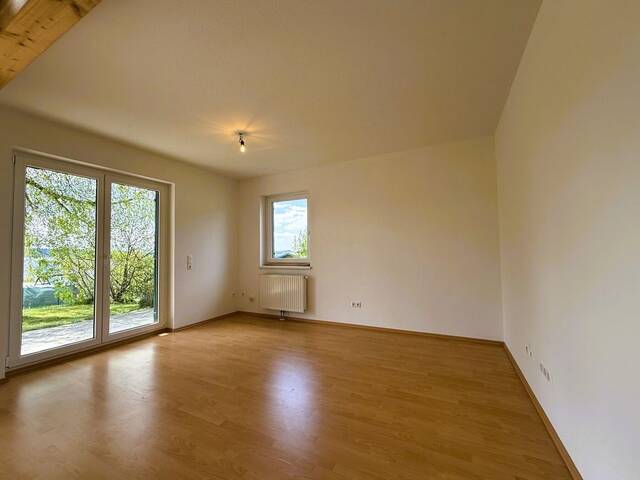 Immobilie in Moosdorf - Großzügiges Einfamilienhaus mit Keller, Gästehaus & Carport auf 858 m² Grundstück - Bild 2