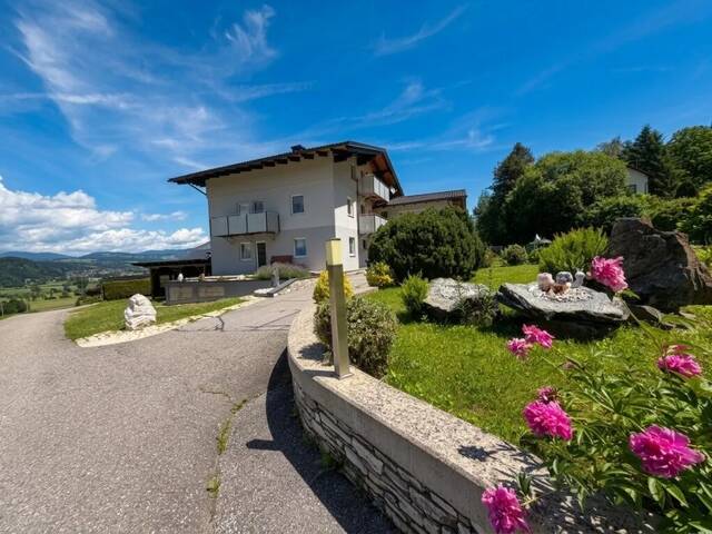 Immobilie in Feldkirchen in Kärnten - Wohnen mit Weitblick: Wohnhaus mit drei unabhängigen Wohnungen nahe dem Ossiacher See - Bild 0
