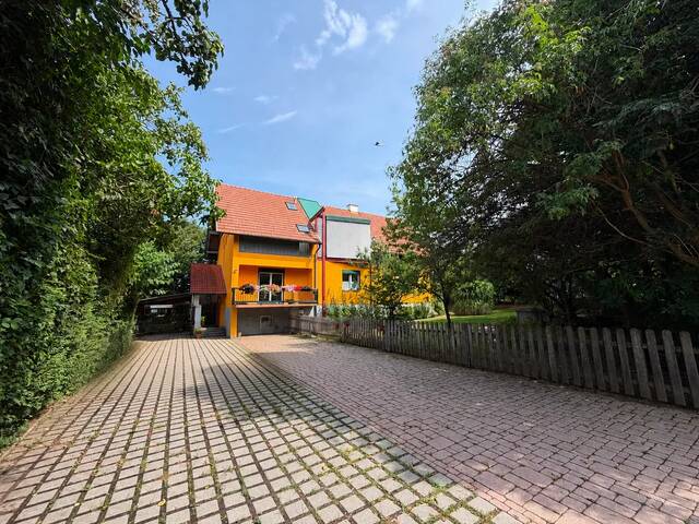 Immobilie in Kaindorf - Großzügiges Wohnhaus mit bis vor Kurzem betriebener Tierarztpraxis und vielseitigen Nutzungsmöglichkeiten - Bild 1