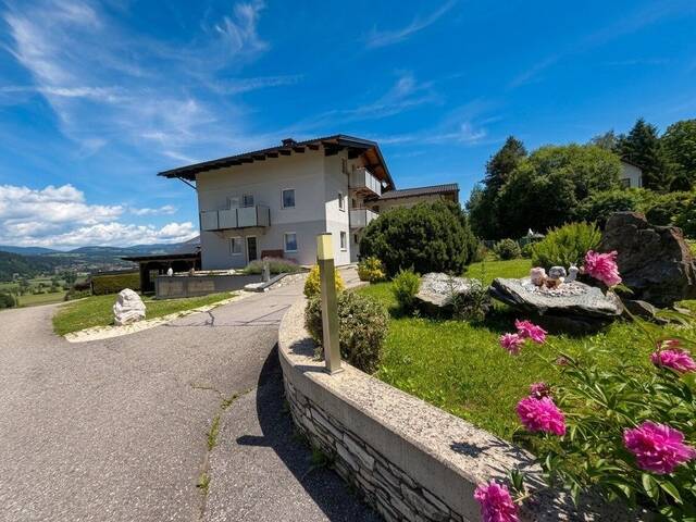 Immobilie in Feldkirchen in Kärnten - Wohnen mit Weitblick: Wohnhaus mit drei unabhängigen Wohnungen nahe dem Ossiacher See - Bild 1