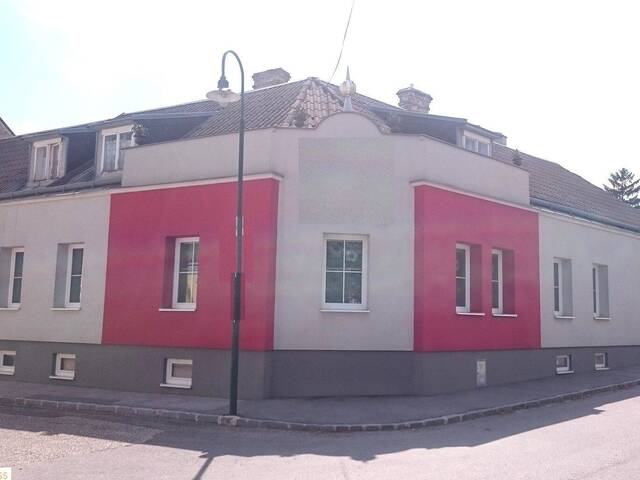Immobilie in Ernstbrunn - Großzügiges Zweifamilienhaus mit Ausbaupotential und Garage in zentraler Lage von Ernstbrunn! Arbeiten und Wohnung unter einem Dach! - Bild 0